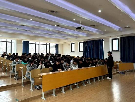 说明: 会议室里的人们描述已自动生成 说明: 会议室里的人们描述已自动生成